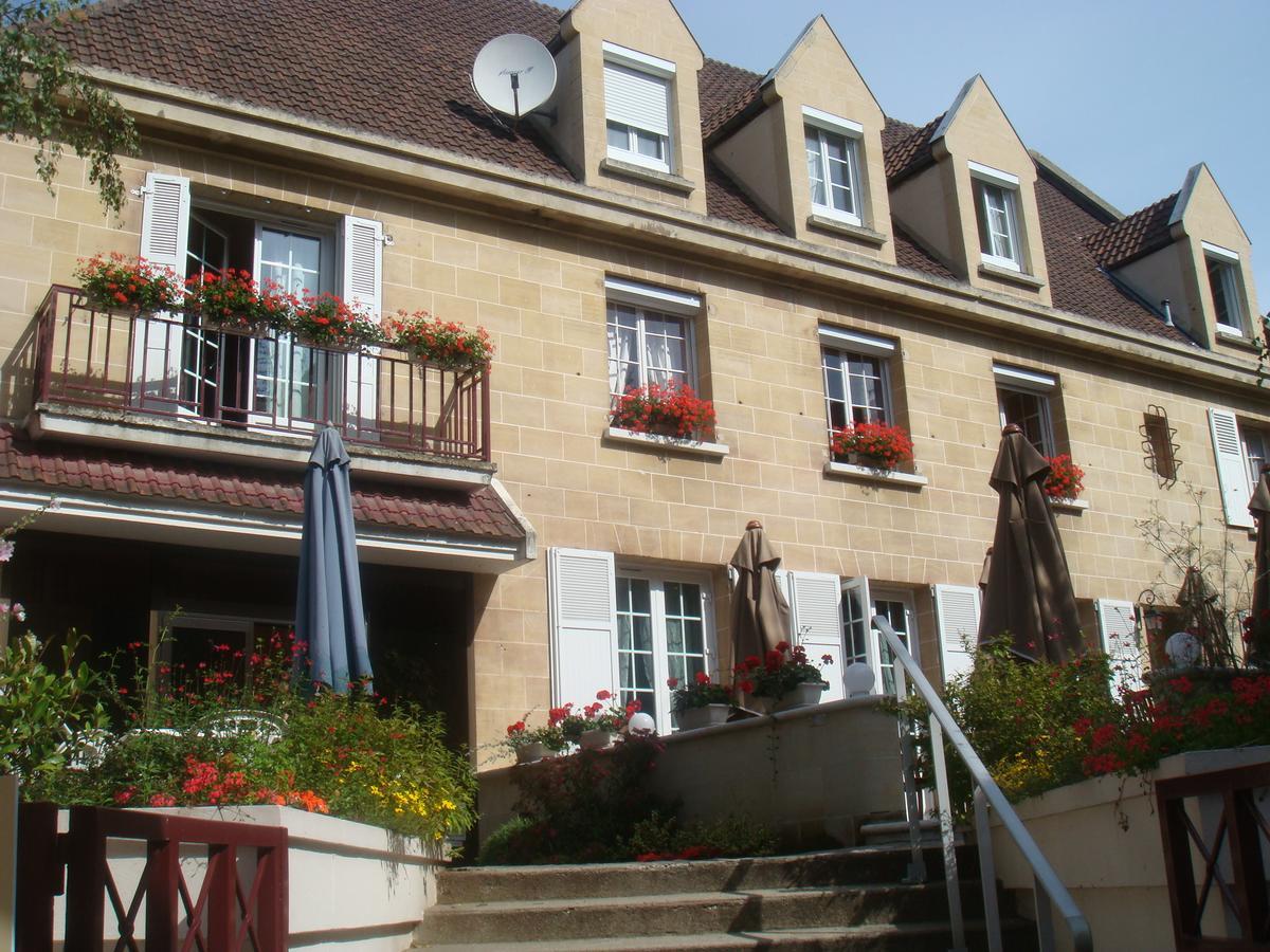 Logis Hotel-Restaurant Les Airelles Neufchatel-en-Bray Bagian luar foto